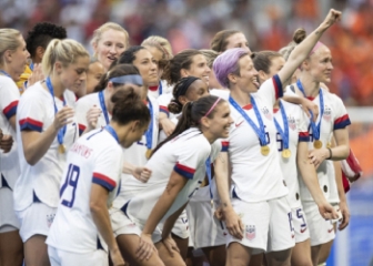Các cầu thủ nữ của Hoa Kỳ lại gây tranh cãi khi có đến sáu người im lặng trong khi hát quốc ca
