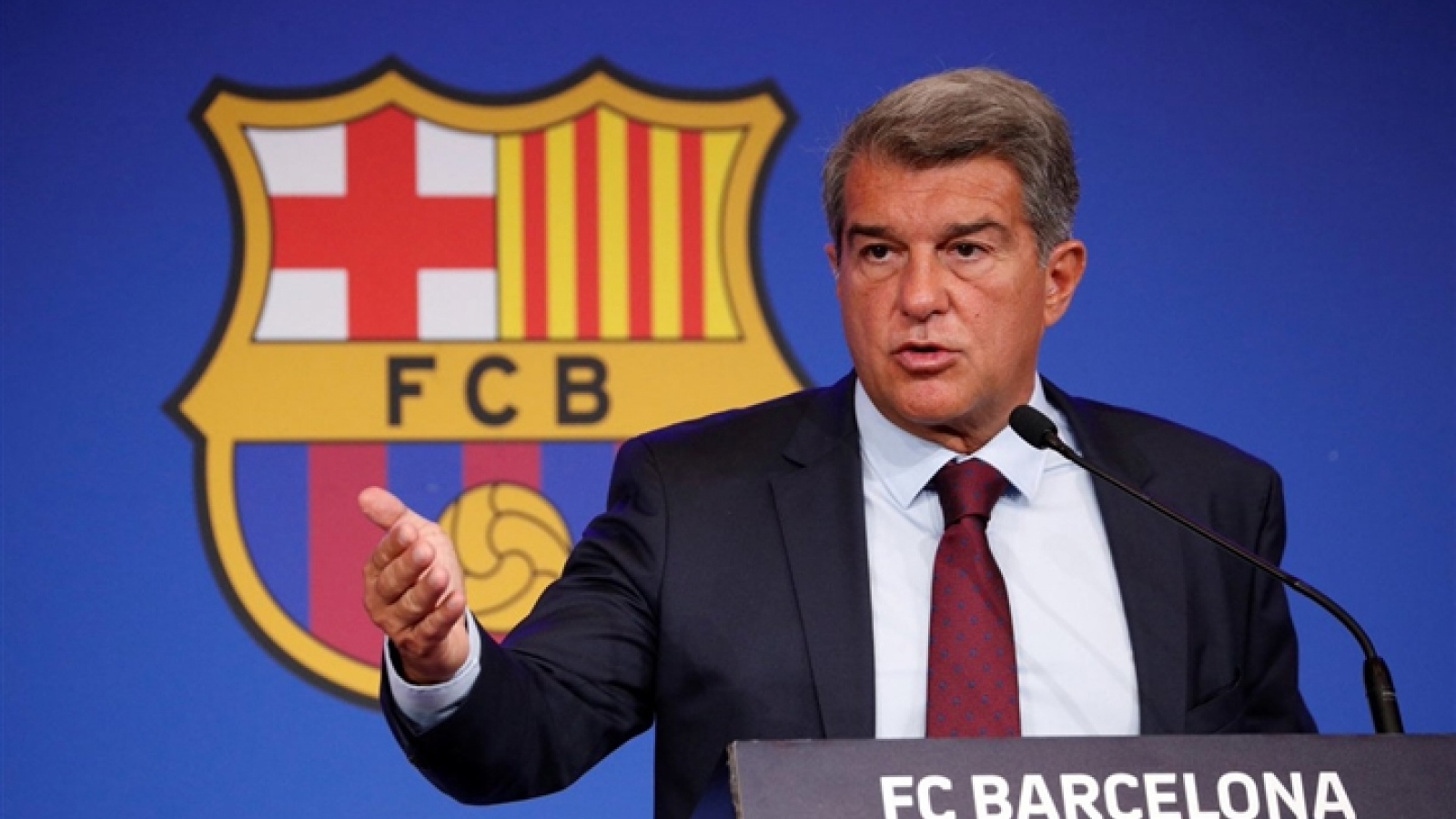  Chủ tịch Barca đang tìm nhiều cách để thu hẹp quỹ lương của CLB